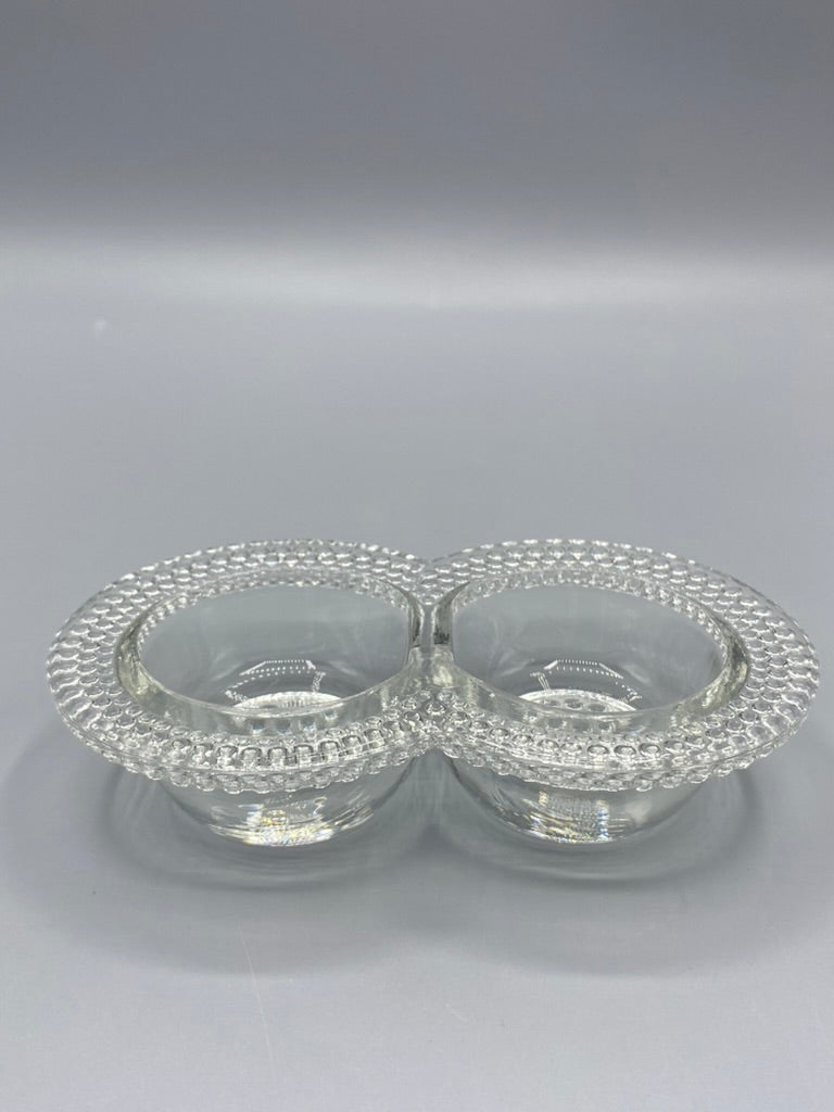 Double saleron verre pressé transparent, vue de face, large bord perlé hobnail