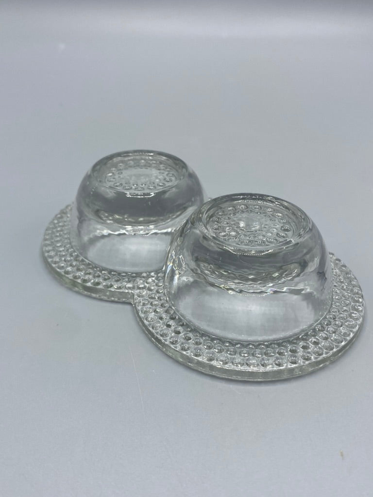 Double saleron verre pressé, vue de trois quarts retourné, fond perlé en rosace et piédouche