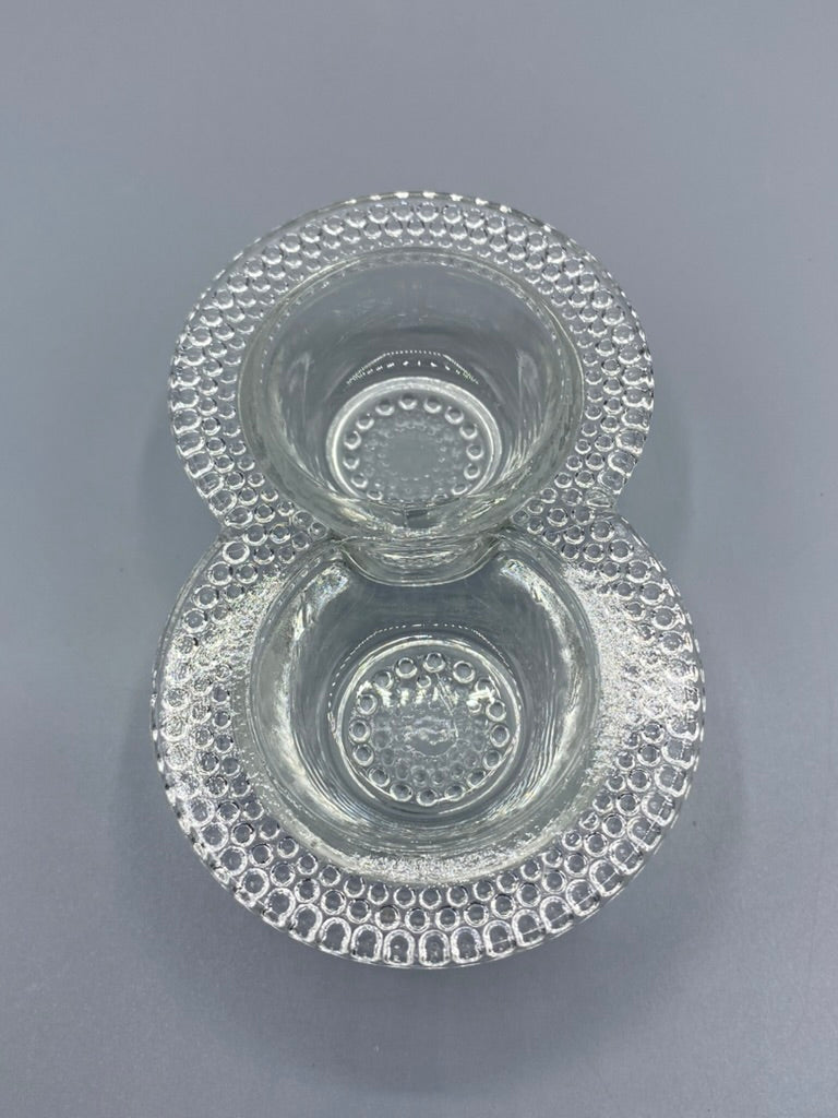 Double saleron verre pressé, vue de dessus, décor perles hobnail et coupelles hémisphériques