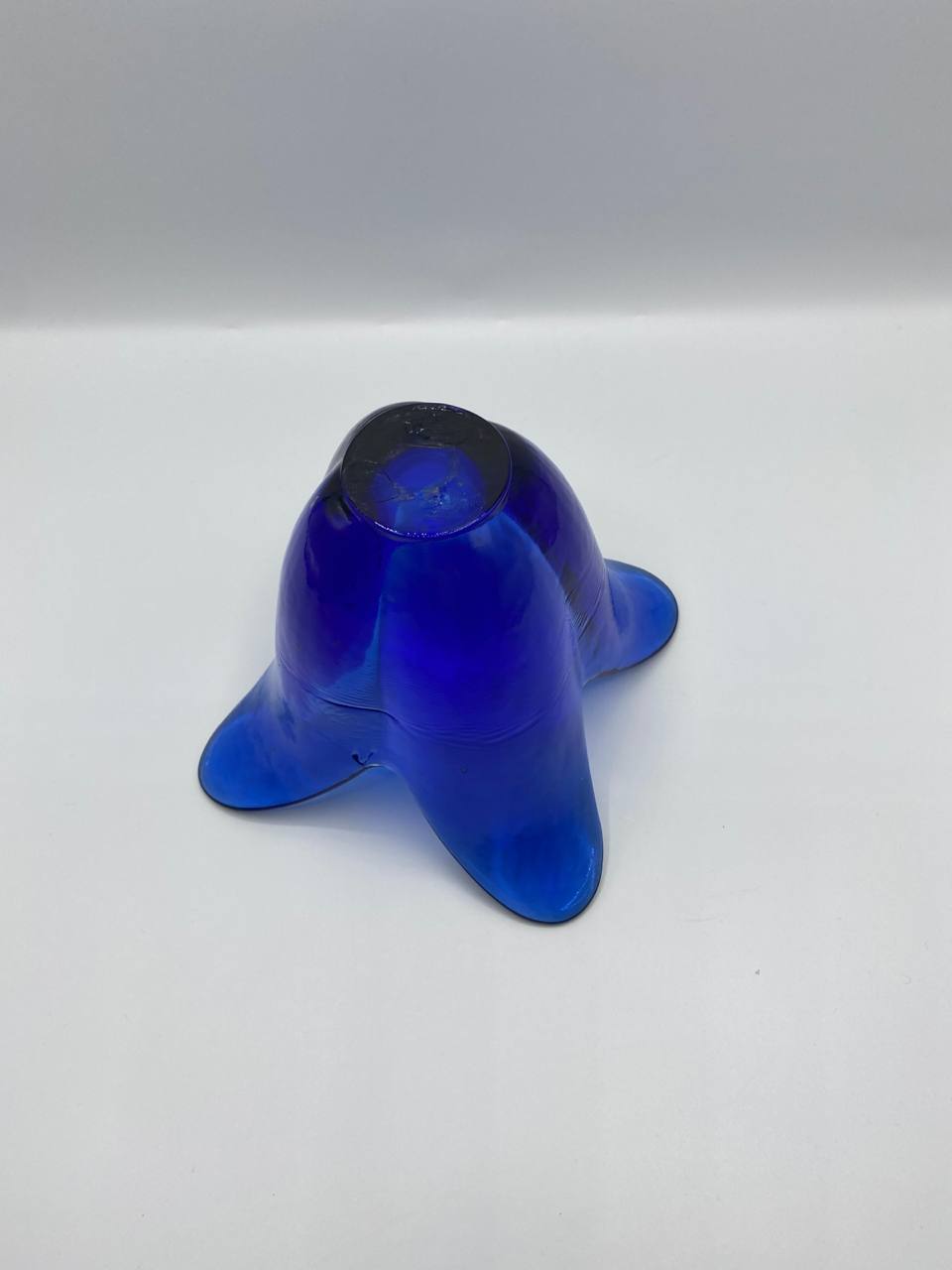 Vase tulipe tripode en verre soufflé bleu cobalt – Vintage années 60/70