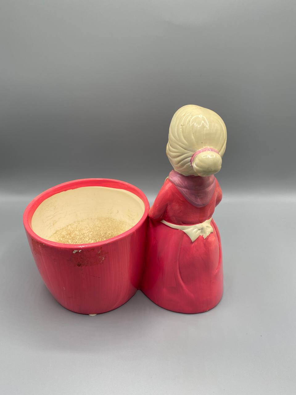 Pot en terre cuite peinte – Figurine grand-mère cuisinière rose