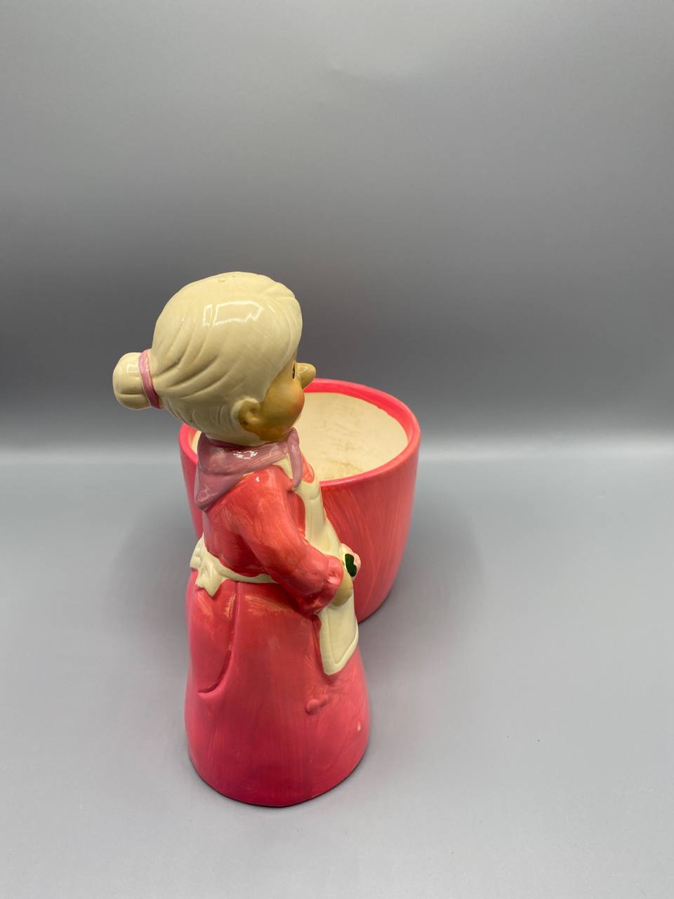 Pot en terre cuite peinte – Figurine grand-mère cuisinière rose