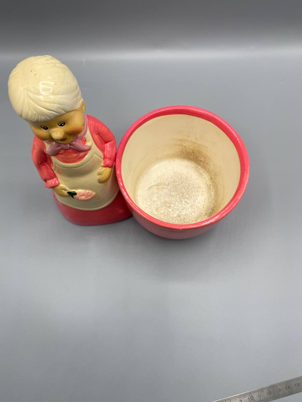 Pot en terre cuite peinte – Figurine grand-mère cuisinière rose