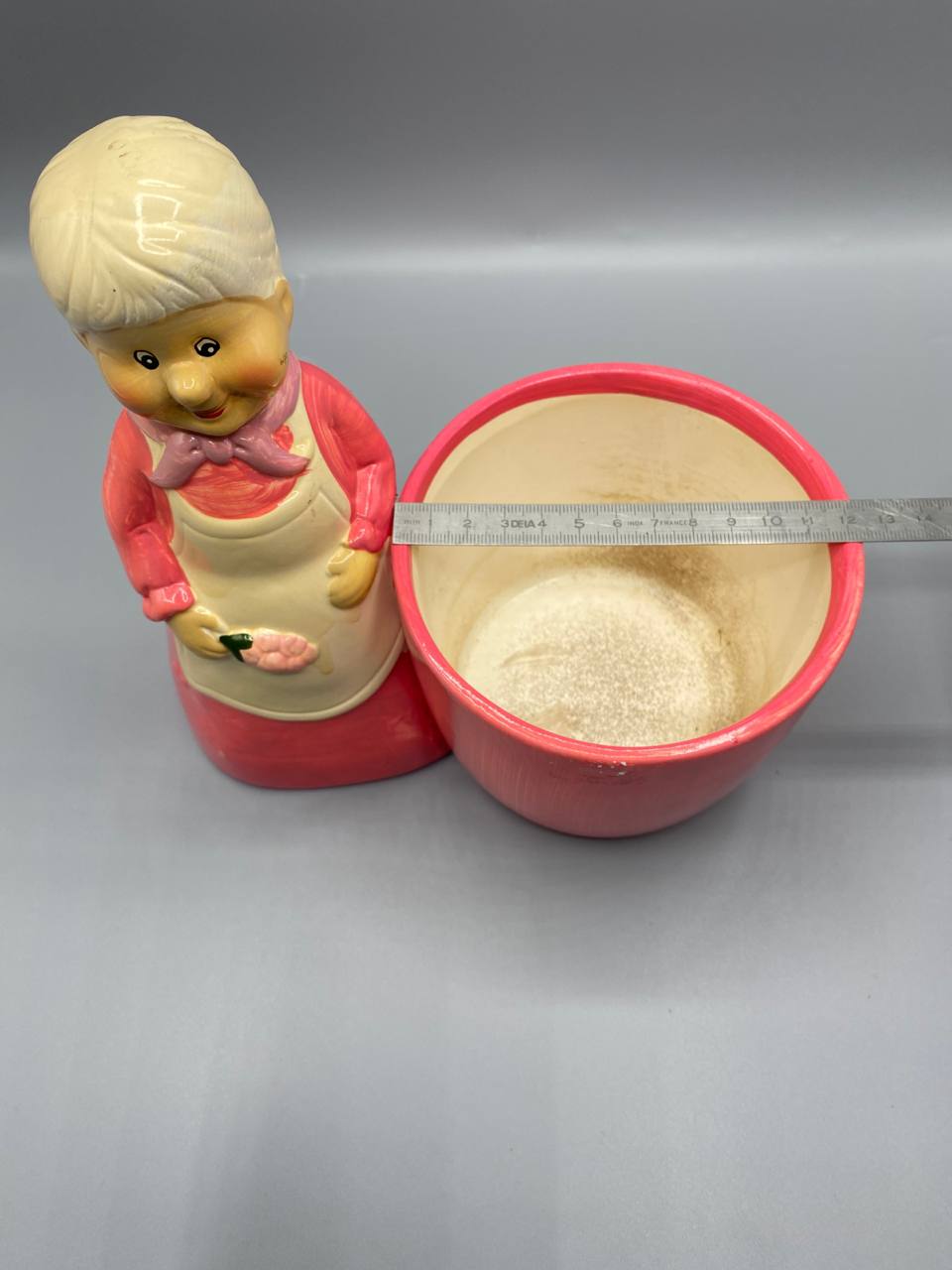 Pot en terre cuite peinte – Figurine grand-mère cuisinière rose