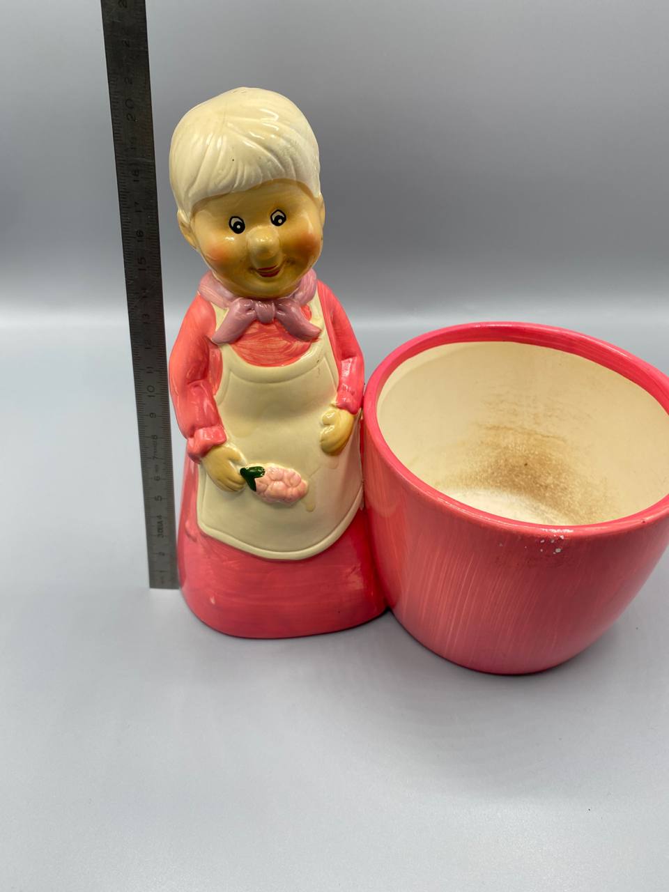 Pot en terre cuite peinte – Figurine grand-mère cuisinière rose