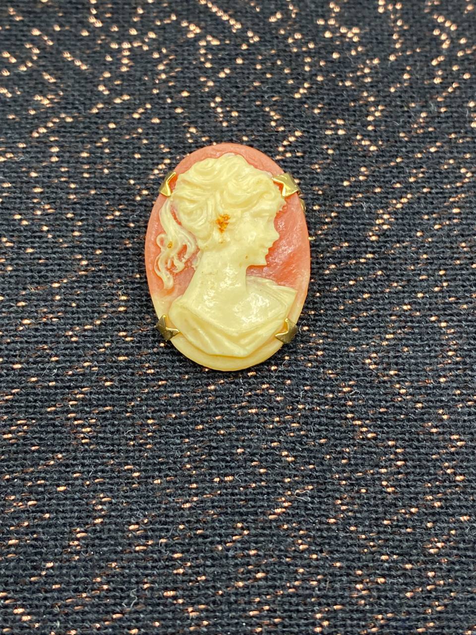 Broche camée ovale – Profil de femme – Fond corail et relief ivoire – Monture dorée