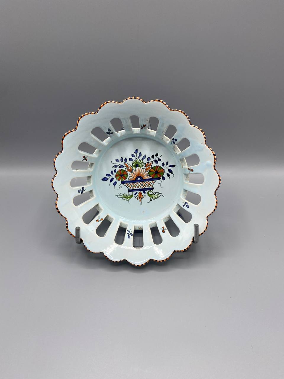 Coupe ajourée en faïence à décor rouennais, XXe siècle