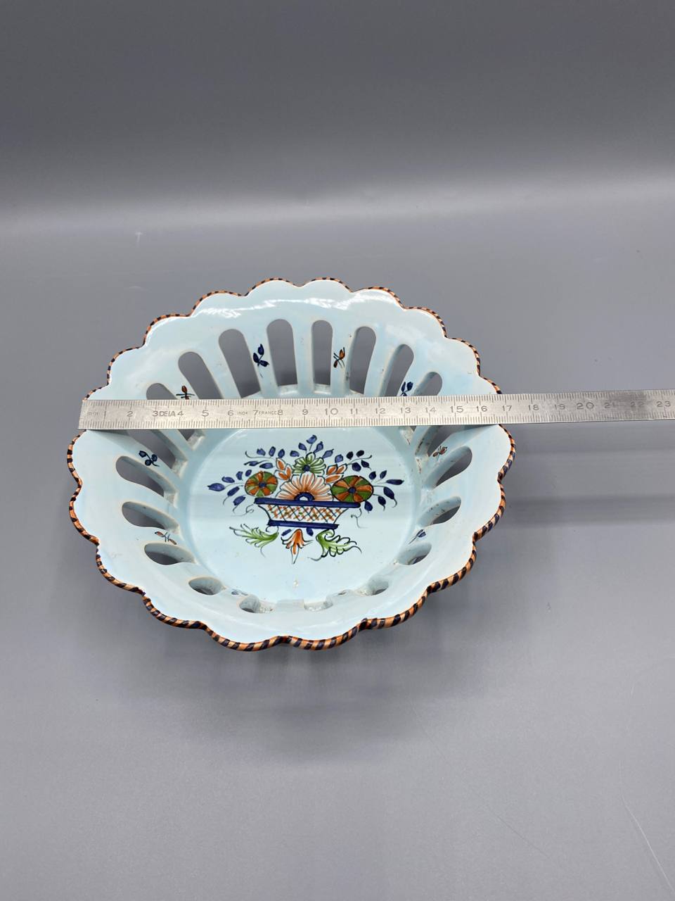 Coupe ajourée en faïence à décor rouennais, XXe siècle