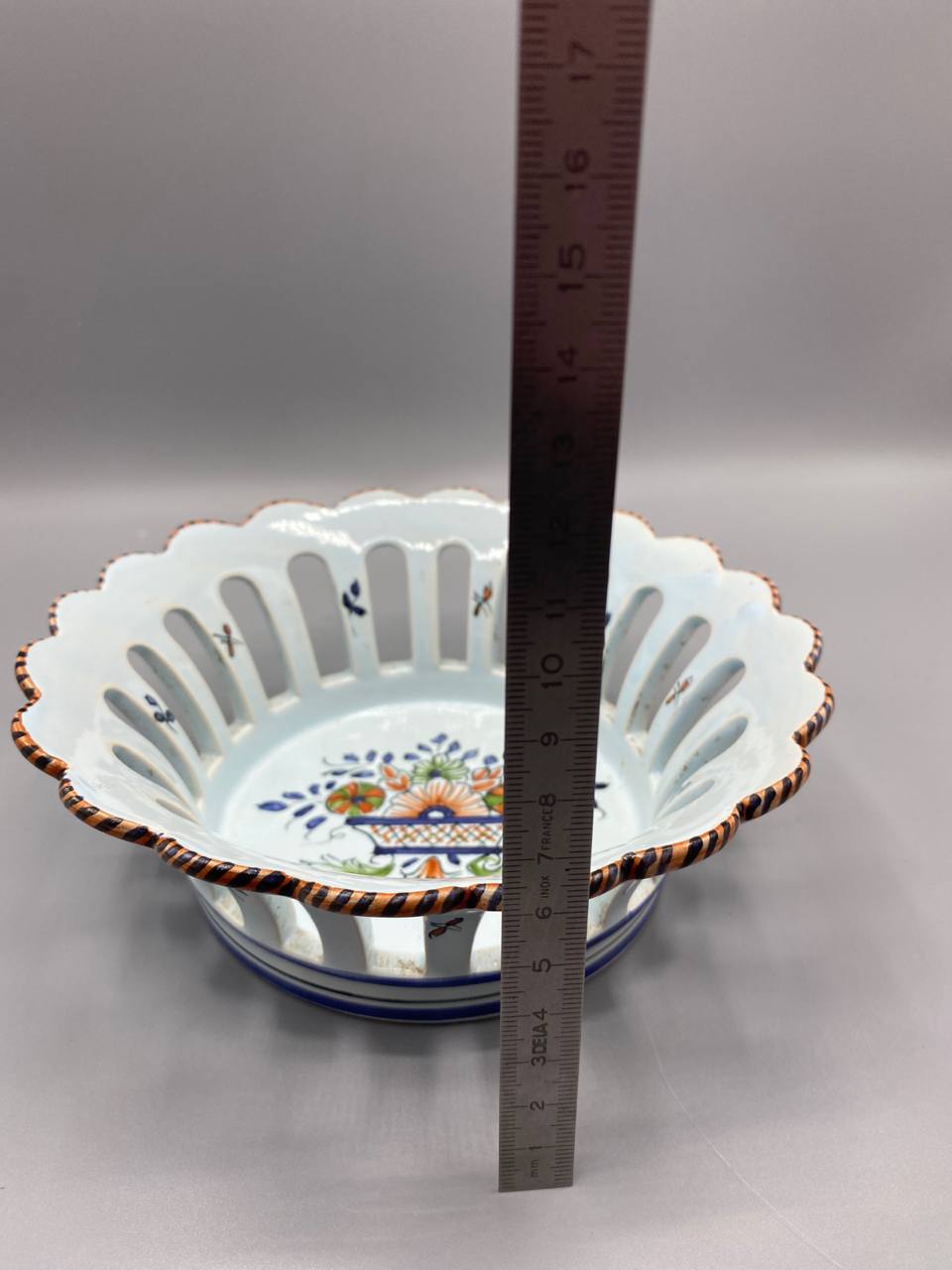 Coupe ajourée en faïence à décor rouennais, XXe siècle