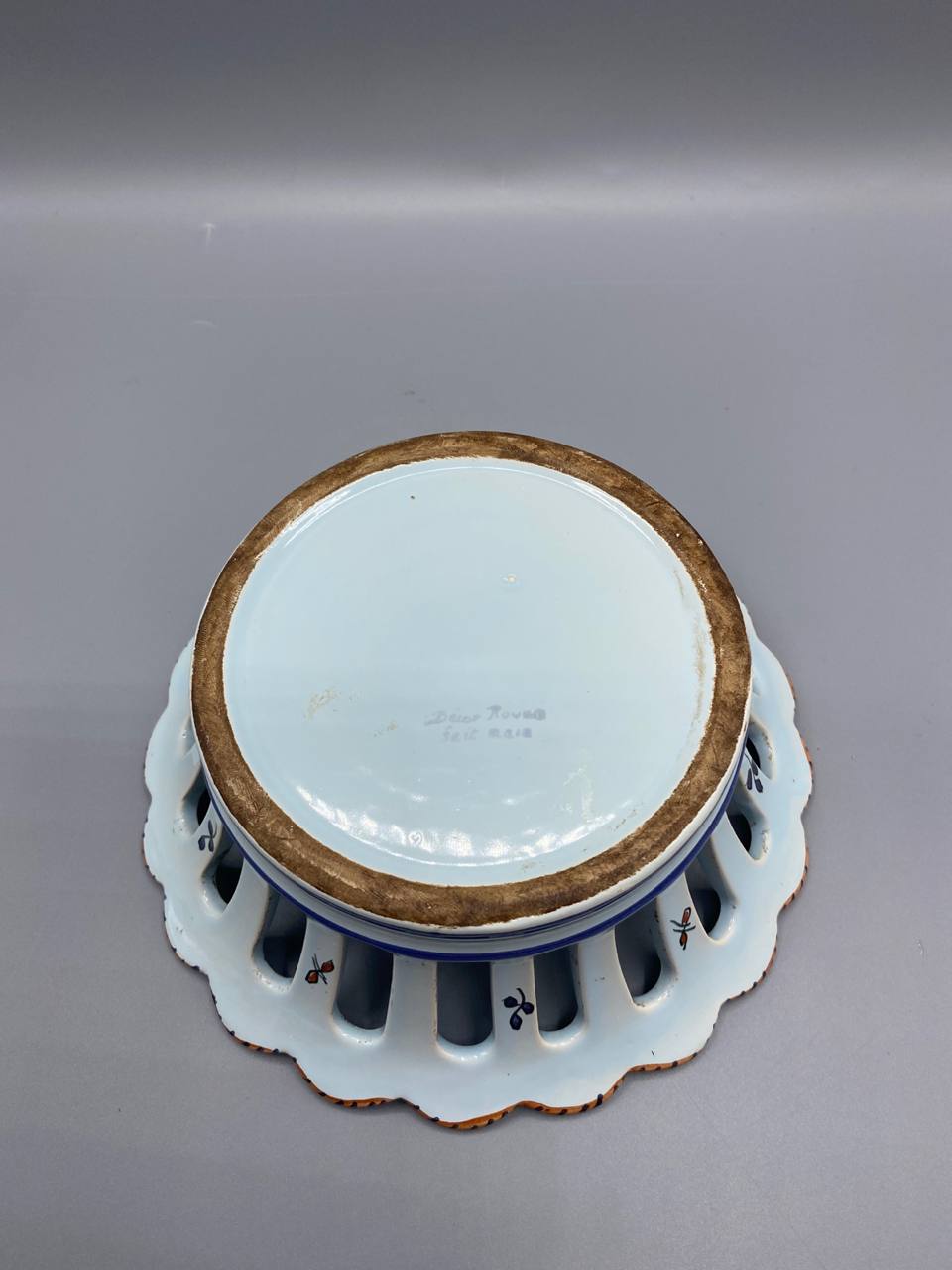 Coupe ajourée en faïence à décor rouennais, XXe siècle