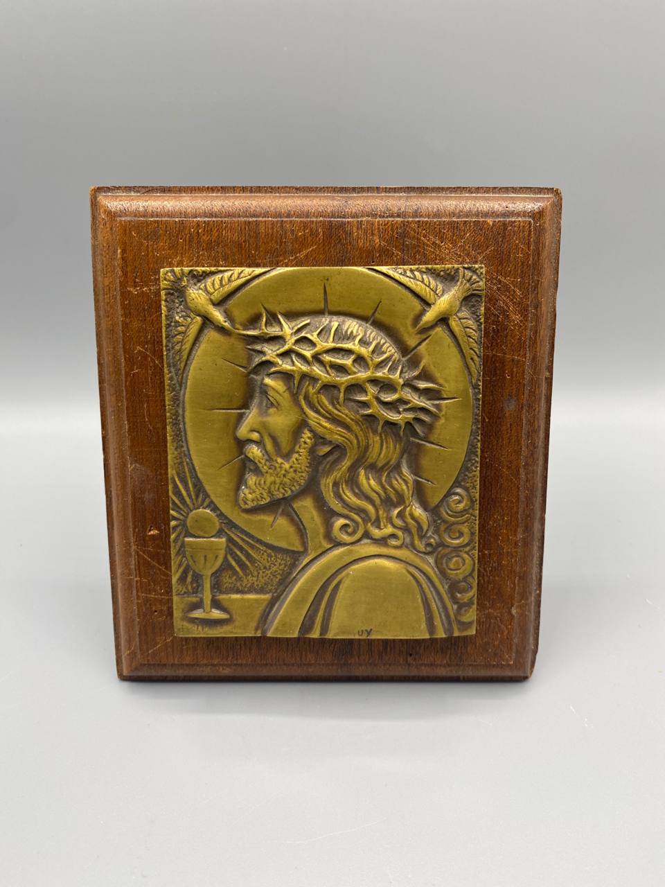 Plaque religieuse moderniste amovible – Christ de profil – métal patiné – vers 1940/60