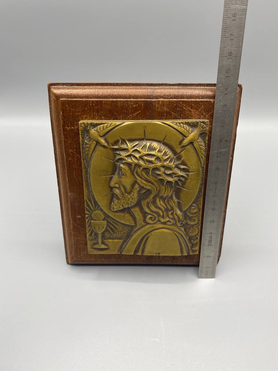 Plaque religieuse moderniste amovible – Christ de profil – métal patiné – vers 1940/60