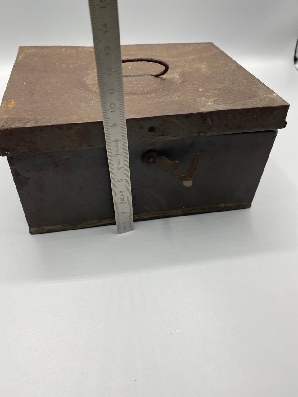 Boîte en tôle ancienne à couvercle – Anneau de préhension
