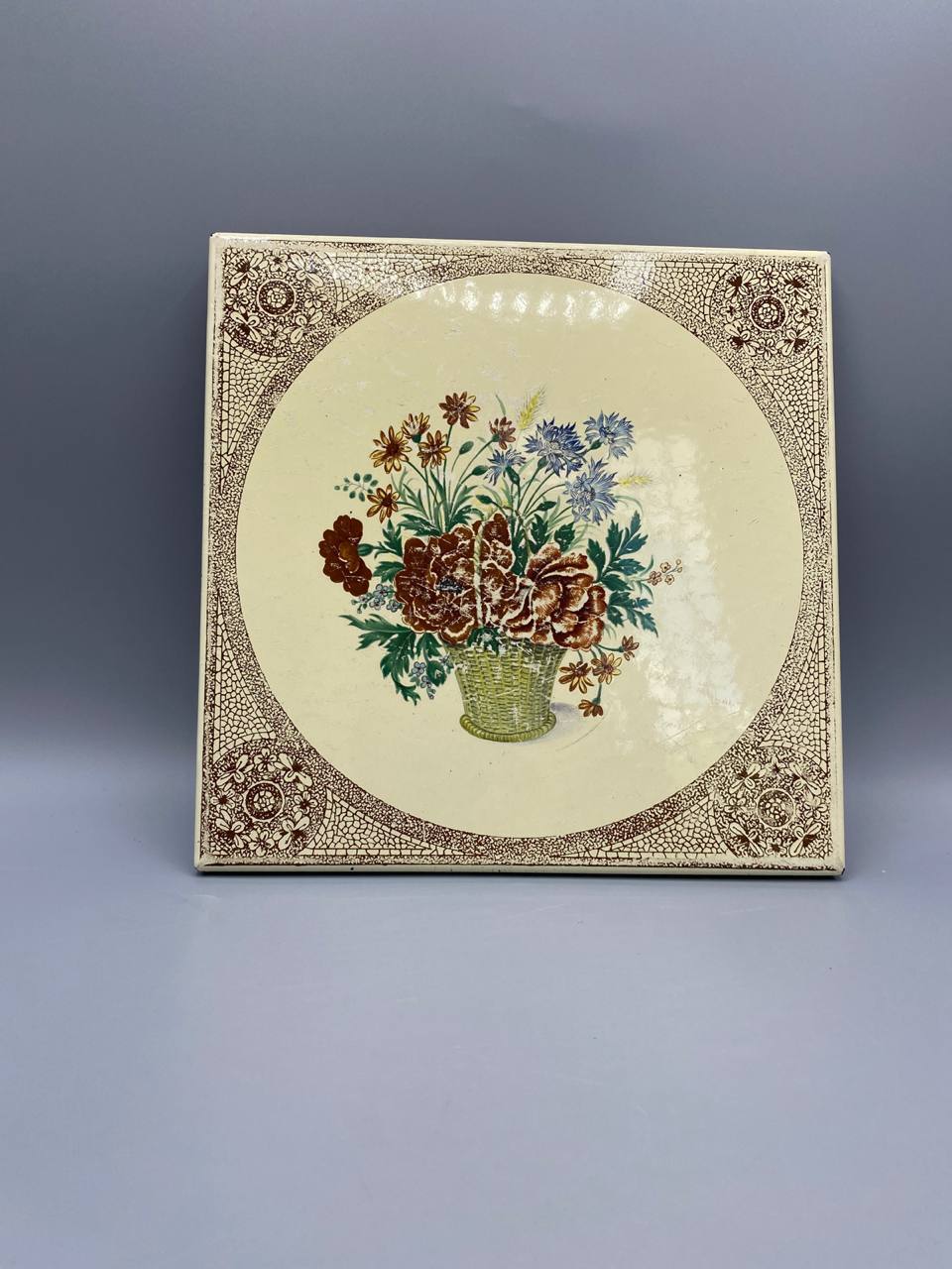 Dessous-de-plat en émail sur métal, décor bouquet pivoines et bleuets dans une corbeille