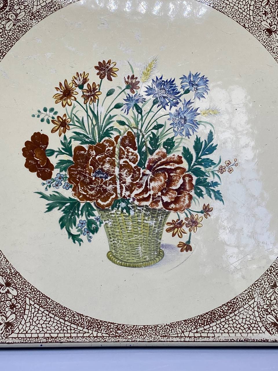 Dessous-de-plat en émail sur métal, décor bouquet pivoines et bleuets dans une corbeille