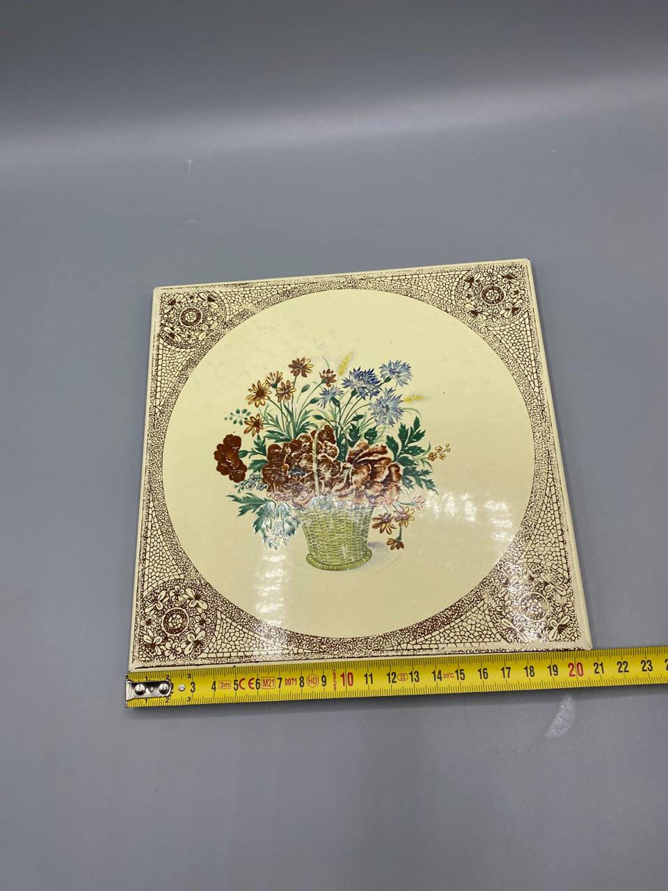 Dessous-de-plat en émail sur métal, décor bouquet pivoines et bleuets dans une corbeille
