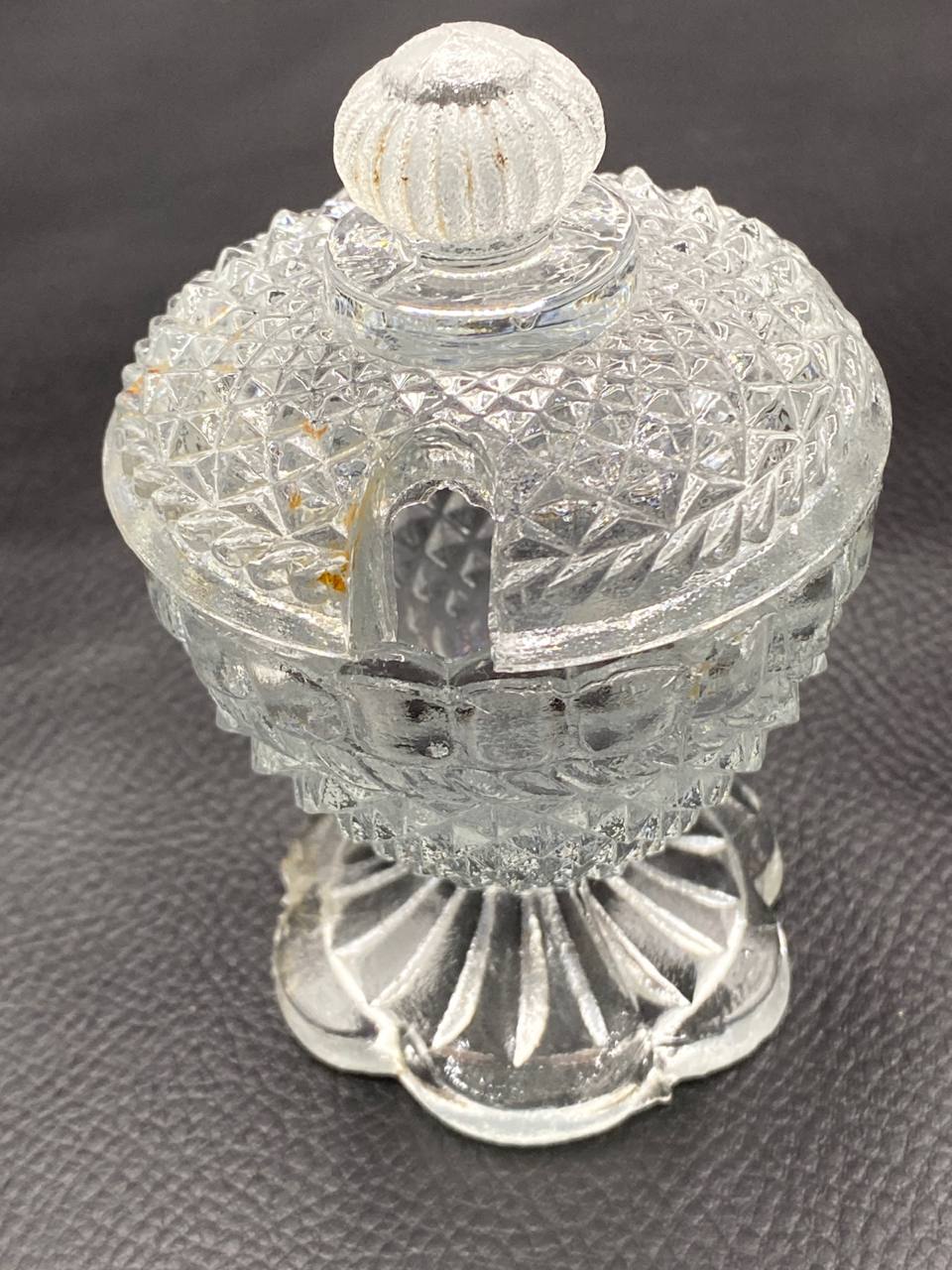 Moutardier ancien en verre pressé moulé, décor diamant, pied godronné, fin XIXe siècle