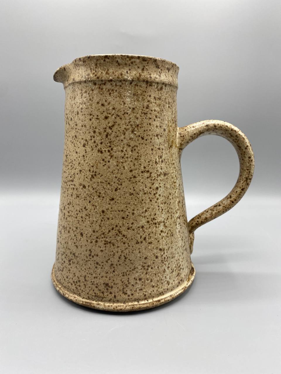 Pichet en grès émaillé moucheté beige, céramique artisanale française