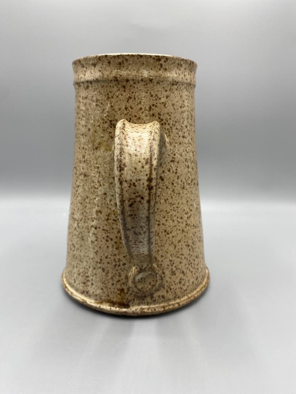 Pichet en grès émaillé moucheté beige, céramique artisanale française