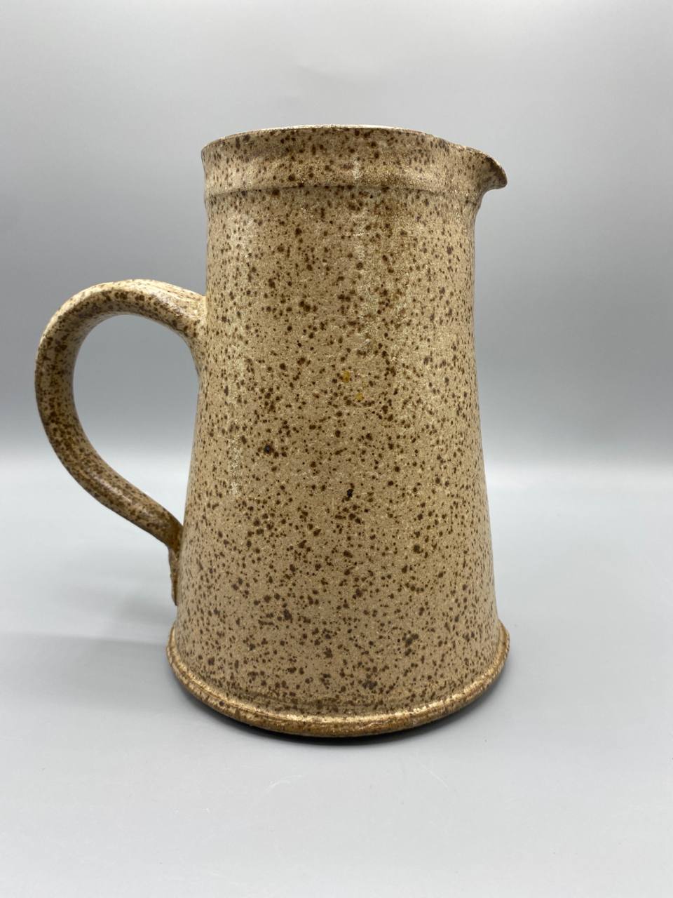 Pichet en grès émaillé moucheté beige, céramique artisanale française