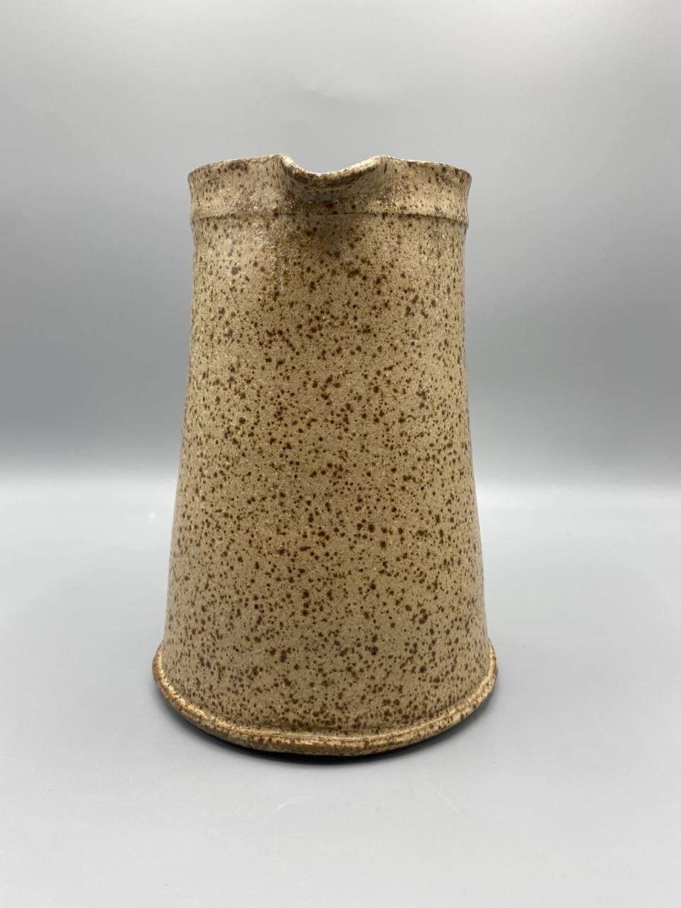 Pichet en grès émaillé moucheté beige, céramique artisanale française