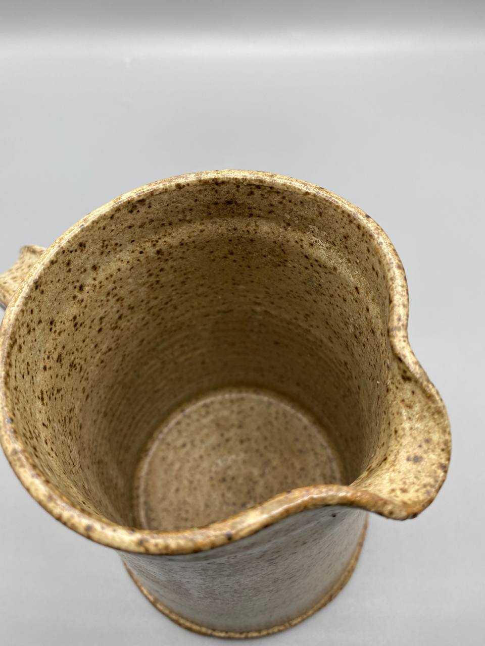 Pichet en grès émaillé moucheté beige, céramique artisanale française