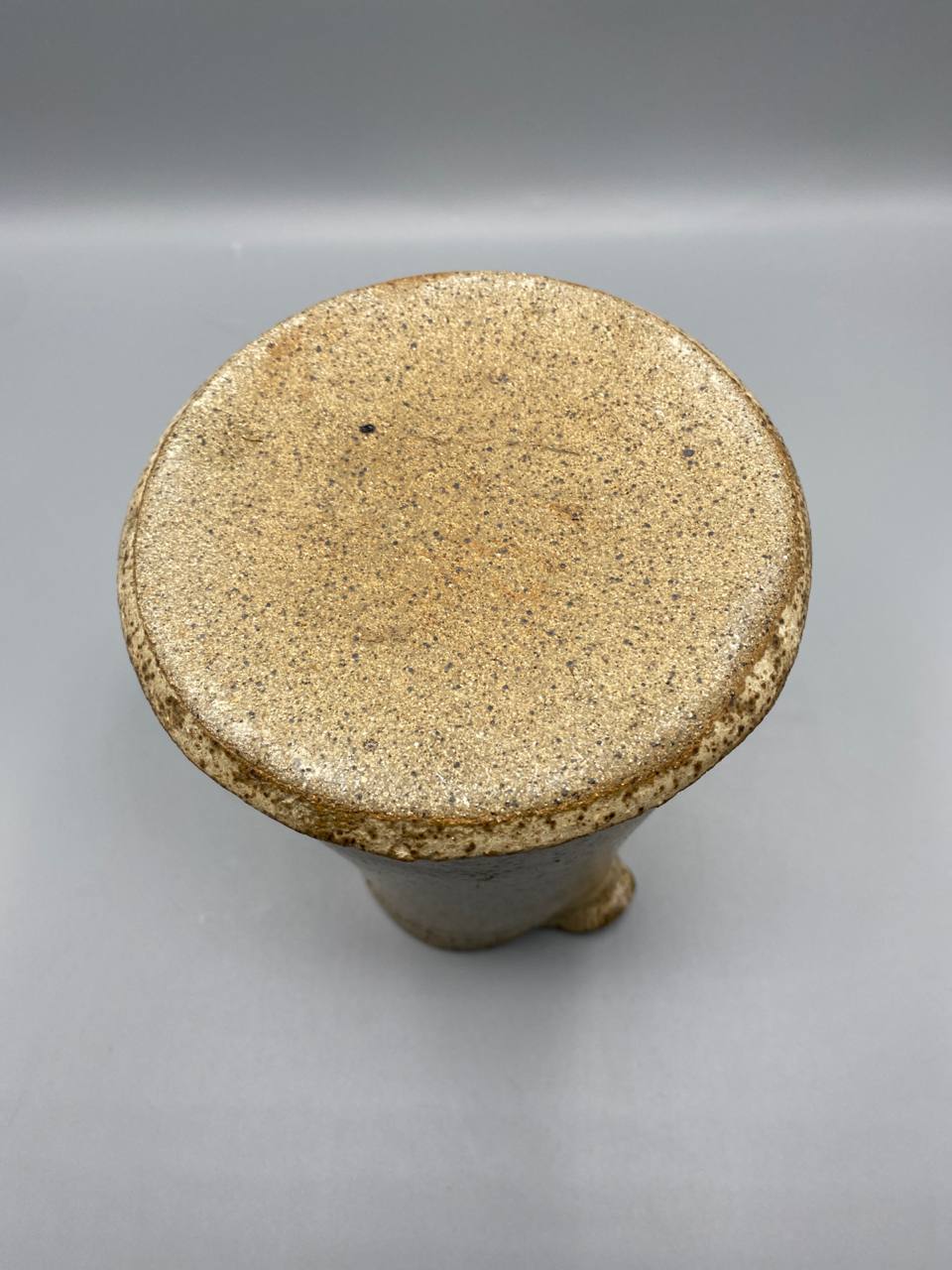 Pichet en grès émaillé moucheté beige, céramique artisanale française