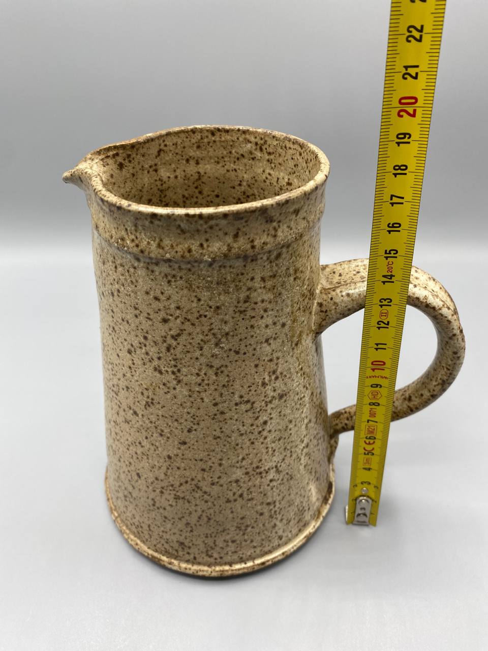 Pichet en grès émaillé moucheté beige, céramique artisanale française