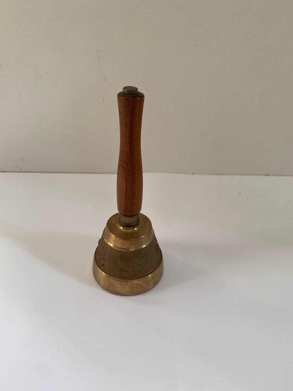 Clochette d'appel en laiton – Décor en relief – Manche bois tourné