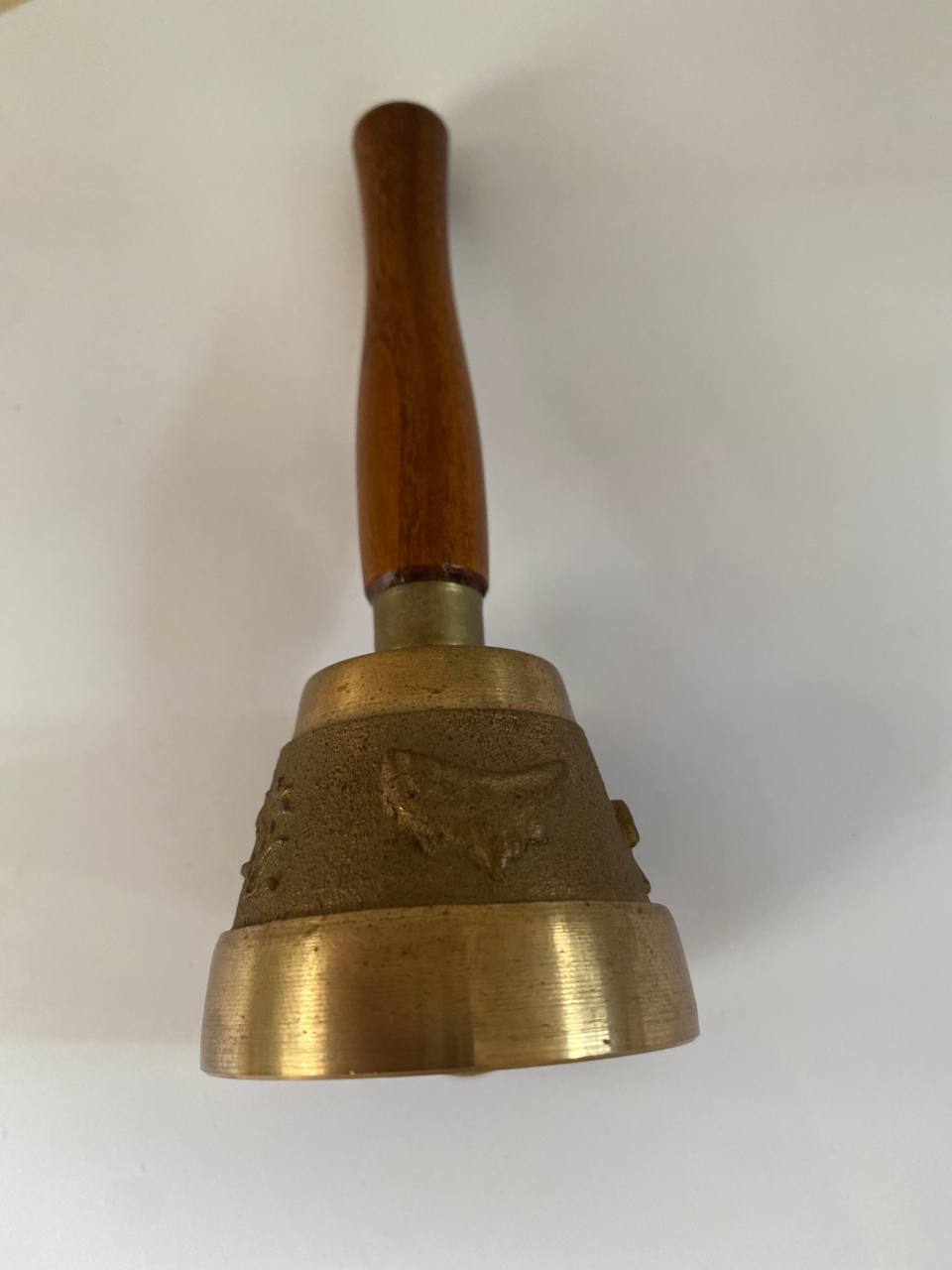 Clochette d'appel en laiton – Décor en relief – Manche bois tourné