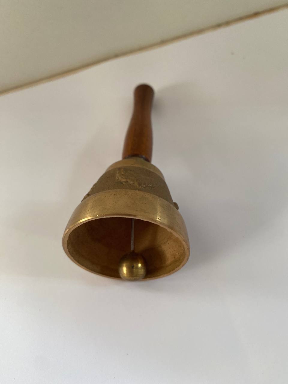 Clochette d'appel en laiton – Décor en relief – Manche bois tourné