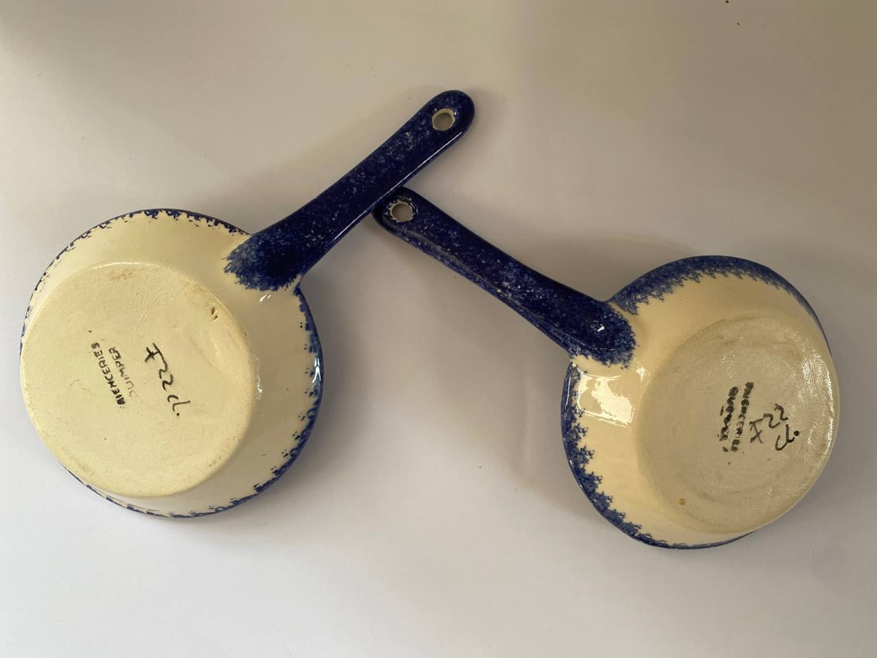Paire de cassolettes à manche en faïence de Quimper – Décor breton