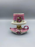 Lampe décorative miniature en porcelaine rose – Scènes galantes – Monture laiton doré