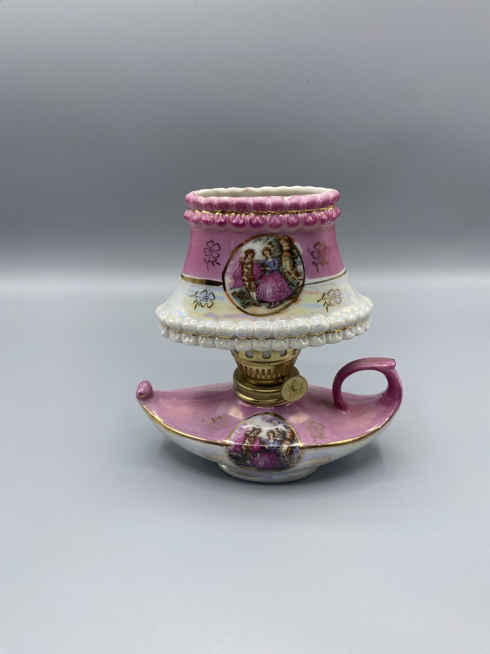 Lampe décorative miniature en porcelaine rose – Scènes galantes – Monture laiton doré