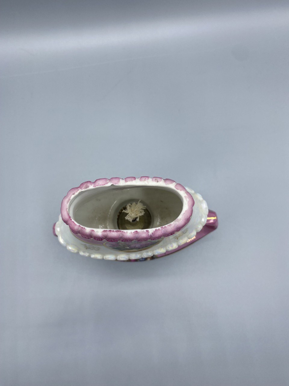 Lampe décorative miniature en porcelaine rose – Scènes galantes – Monture laiton doré