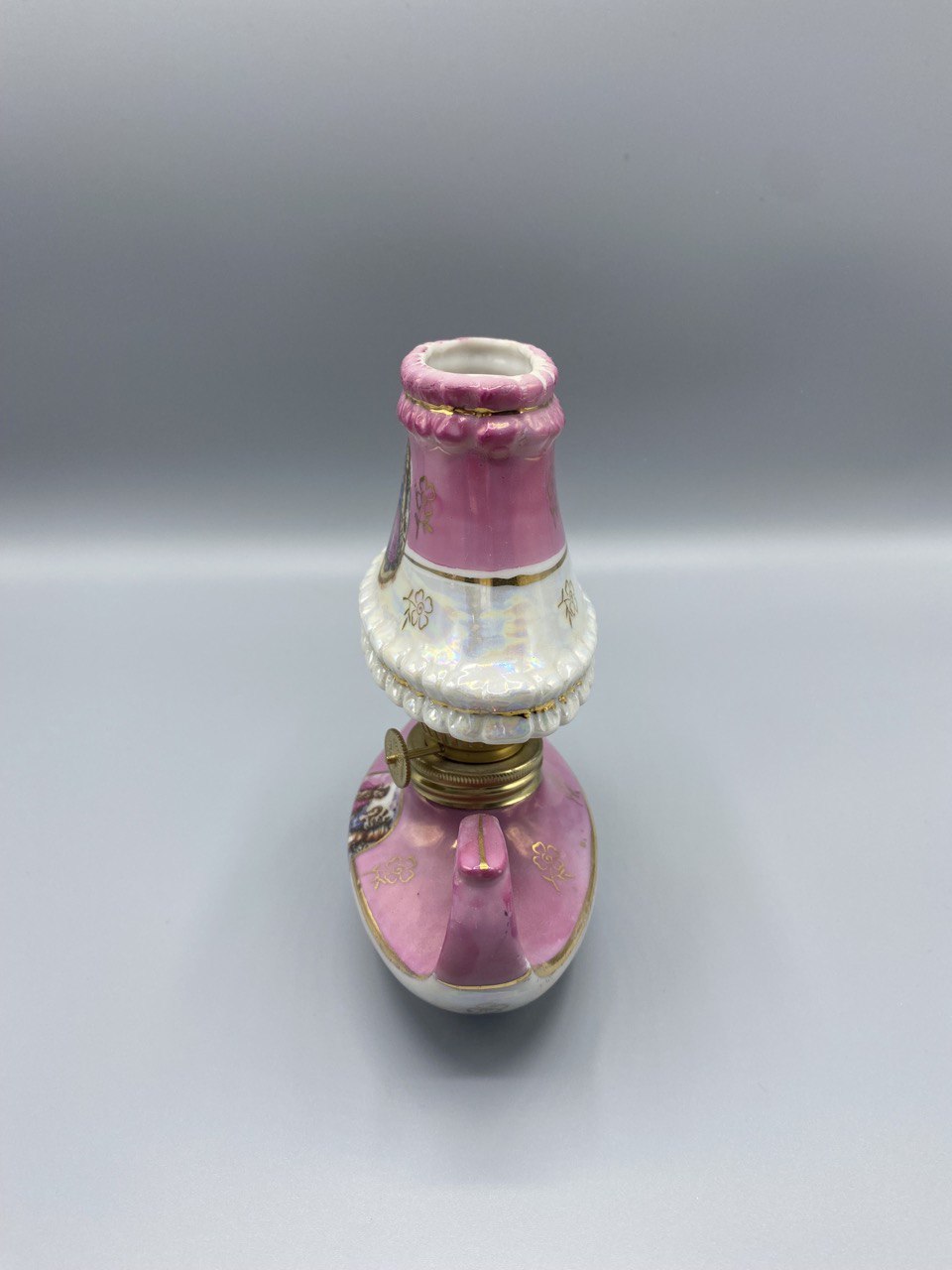 Lampe décorative miniature en porcelaine rose – Scènes galantes – Monture laiton doré