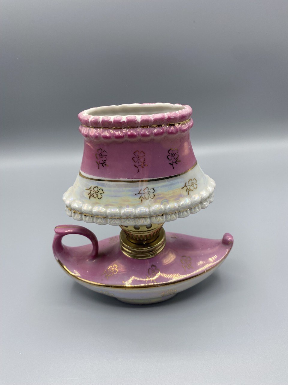 Lampe décorative miniature en porcelaine rose – Scènes galantes – Monture laiton doré