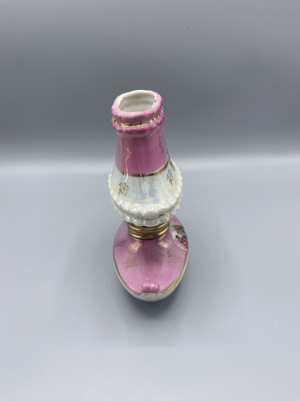 Lampe décorative miniature en porcelaine rose – Scènes galantes – Monture laiton doré