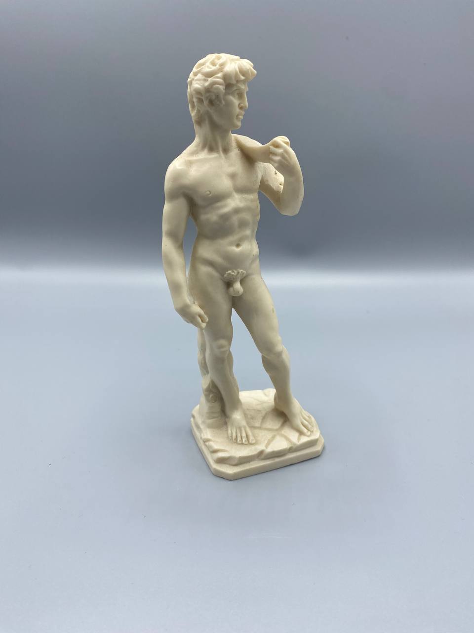 Statuette David de Michel-Ange – Signée Santini – Résine finition albâtre – Italie XXe siècle