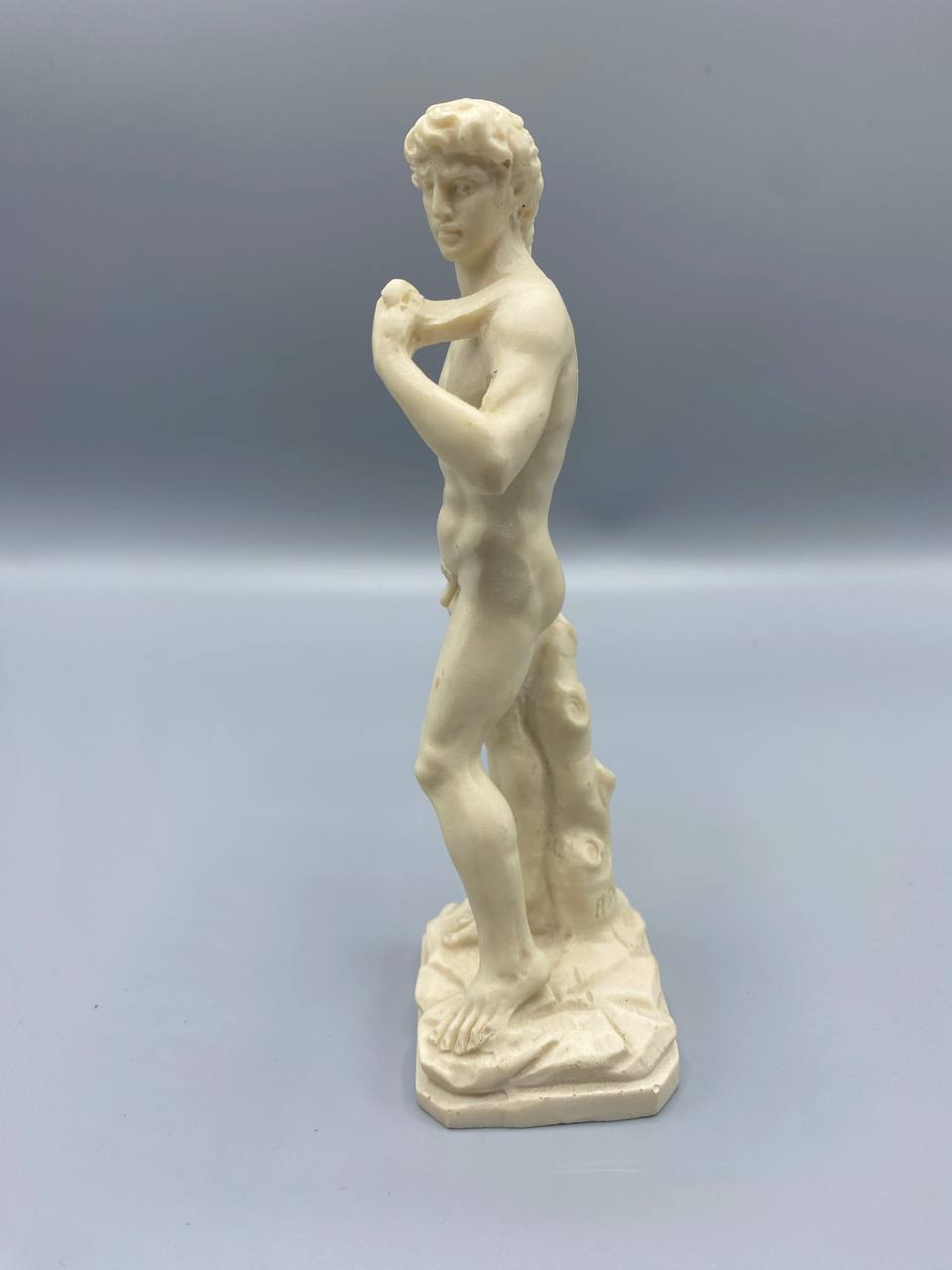 Statuette David de Michel-Ange – Signée Santini – Résine finition albâtre – Italie XXe siècle