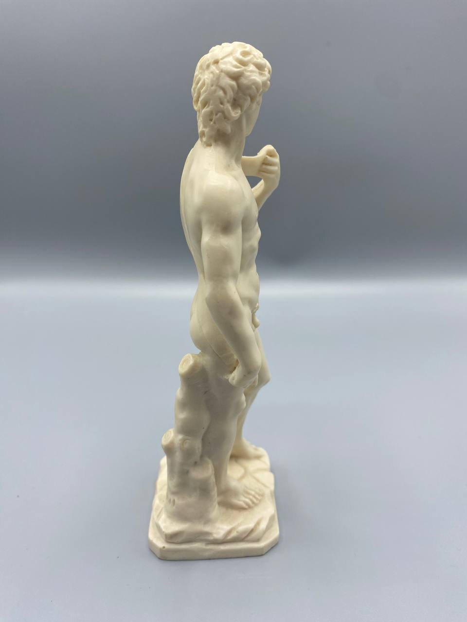 Statuette David de Michel-Ange – Signée Santini – Résine finition albâtre – Italie XXe siècle