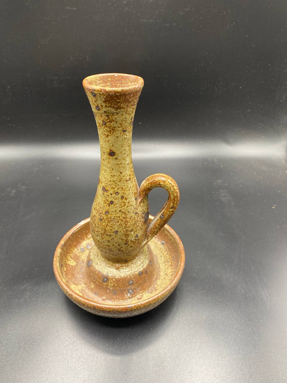 Bougeoir rat de cave en grès émaillé – Émail moucheté ocre et miel – Céramique artisanale