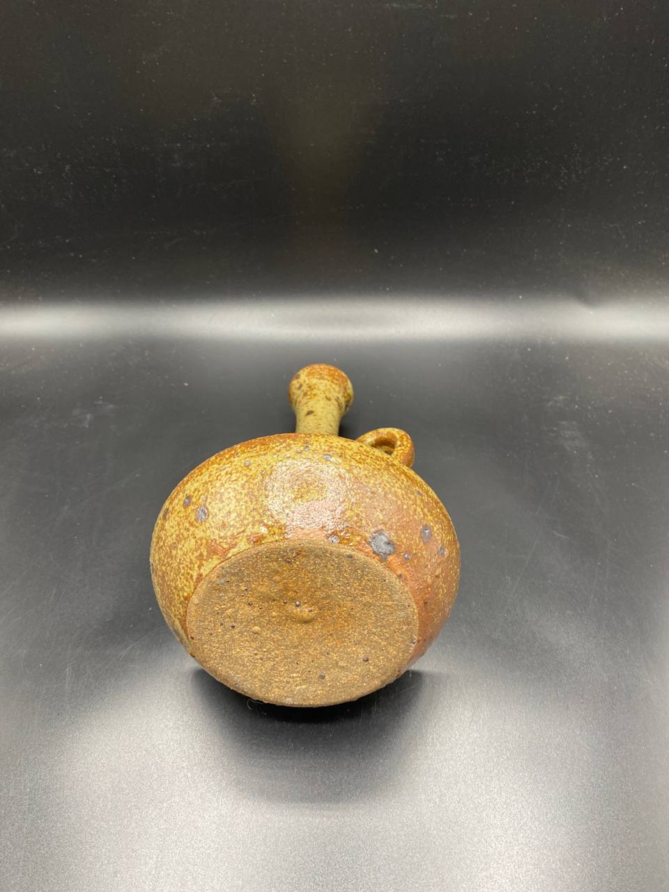 Bougeoir rat de cave en grès émaillé – Émail moucheté ocre et miel – Céramique artisanale