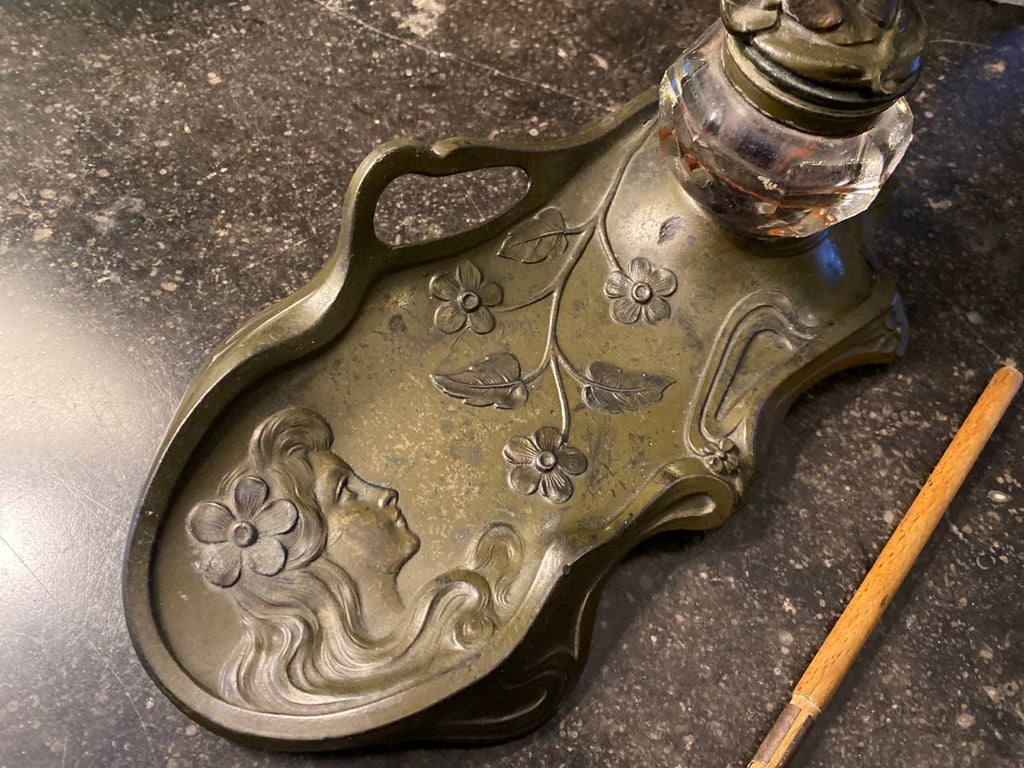 Plateau Art nouveau et encrier en verre facetté avec porte-plume