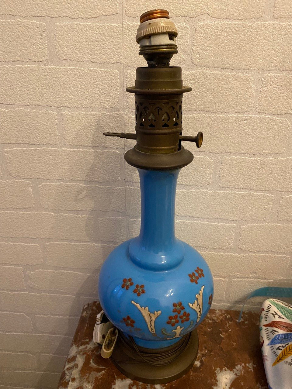 Lampe à poser Napoléon III – Opalin bleu émaillé – Monture laiton – Électrifiée