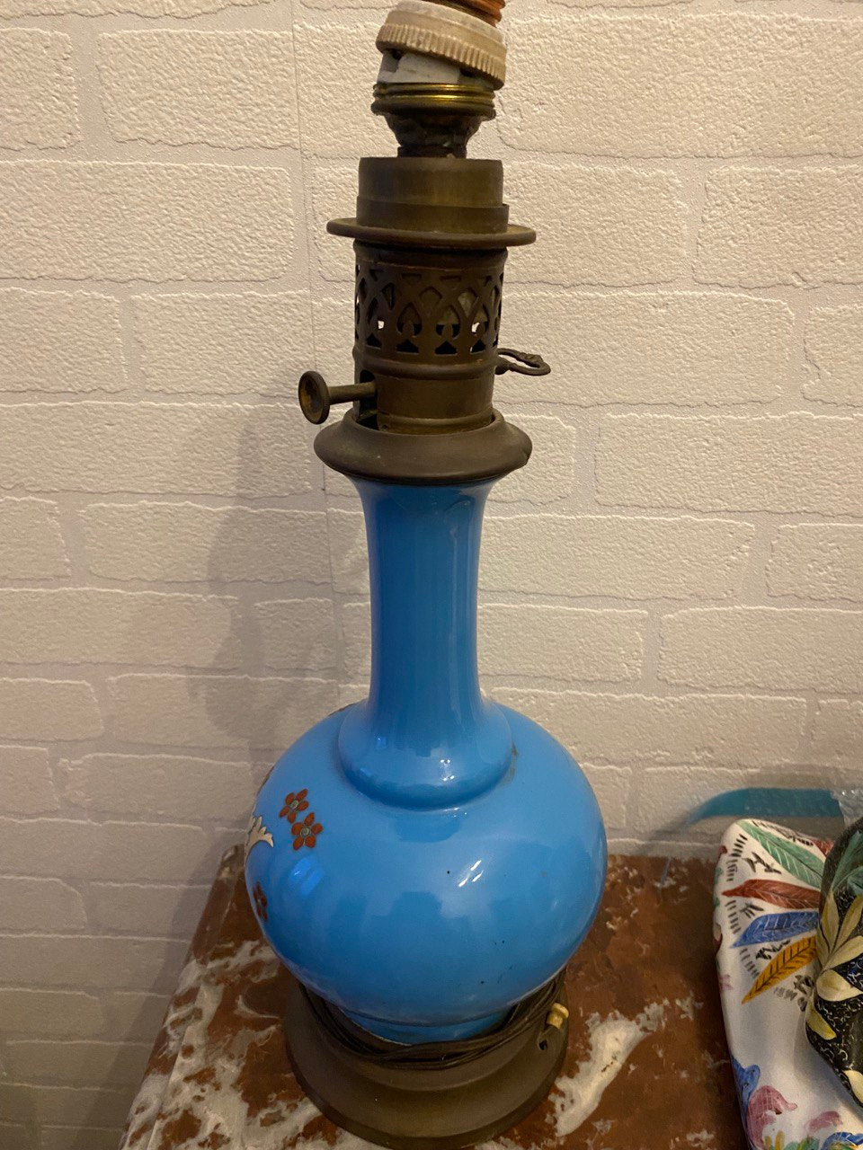 Lampe à poser Napoléon III – Opalin bleu émaillé – Monture laiton – Électrifiée