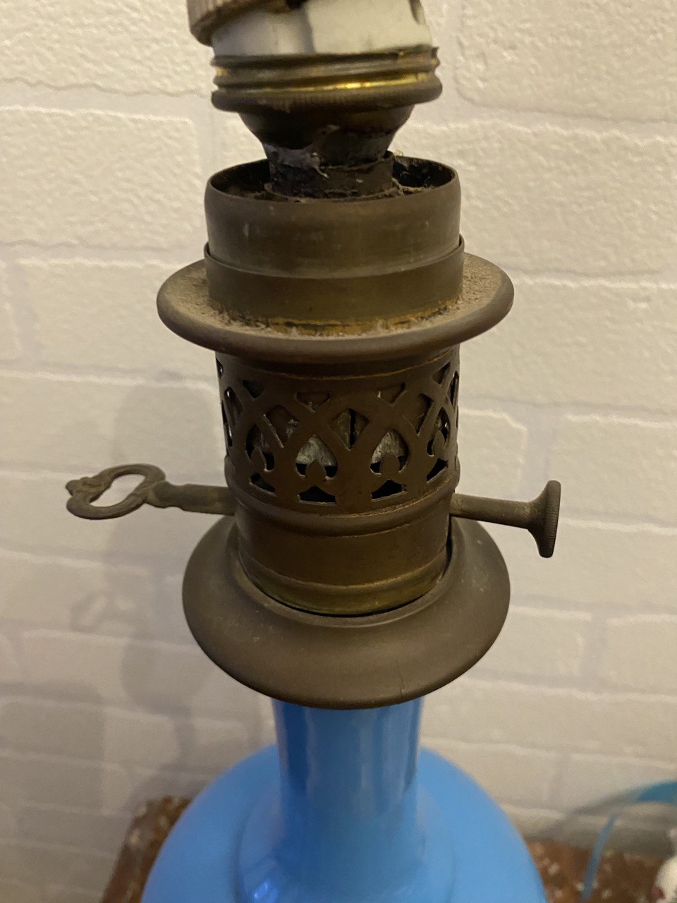 Lampe à poser Napoléon III – Opalin bleu émaillé – Monture laiton – Électrifiée