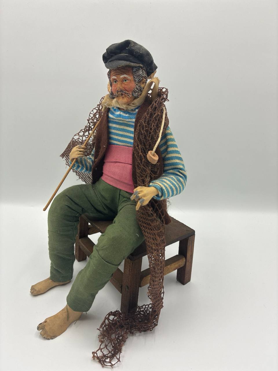 Santon habillé – Pêcheur assis avec filet – Grand format – Provence