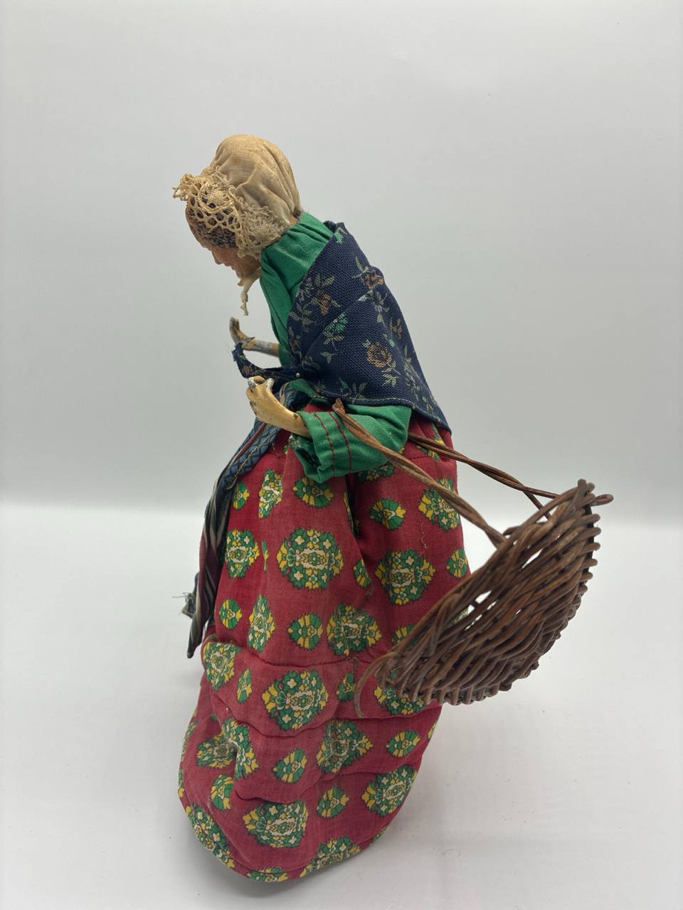 Santon habillé – Vieille femme courbée au panier – Grand format – Provence