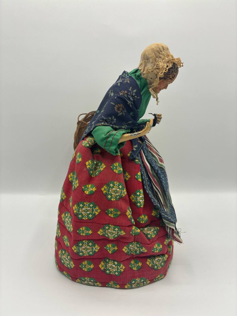 Santon habillé – Vieille femme courbée au panier – Grand format – Provence